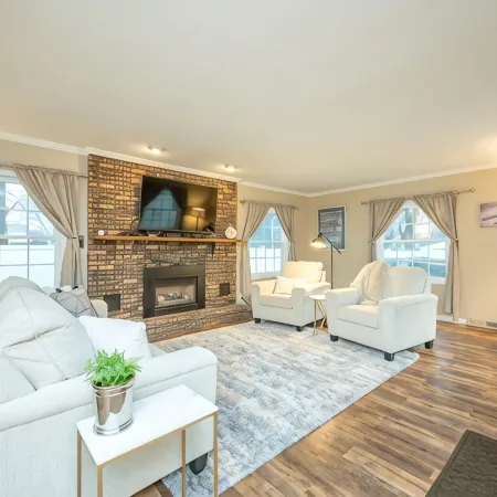Cozy 4 bedroom home. Just 2 miles from Drake University. Easy access to I235.