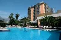 Lake Front Hotel Mirage - Infinity Pools