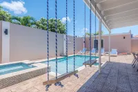 Dream Getaway in Palm Beach - pool, walk to beach, nightlife & restaurants. - Private Pools
