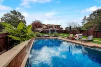 Sandy Feet Retreat on LBJ - Pool, Hot Tub, Kayaks - Pool
