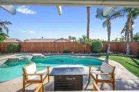 The Drexell- Newly Upgraded home w/ pool, spa, firepit! - Private Pools