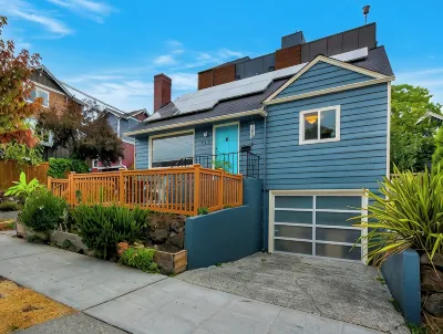 Ballard Birdhouse with Garage, AC, and Gym Hotels in Ballard