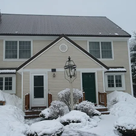 Well appointed Townhouse,great location w/lovely mountain view,pool & tennis,A/C