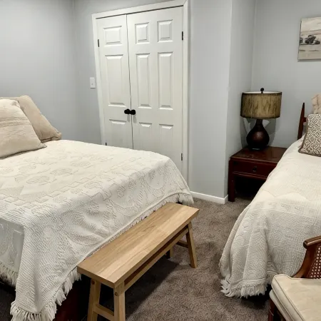 Agreeable Gray: 3 Bedroom, Soothing 5 Beds, Large groups, Pet Friendly