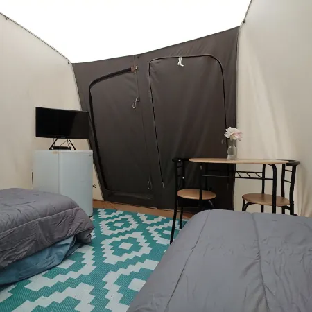 Campers Paradise, cozy tents, hot tub, free EV charger. Pet friendly