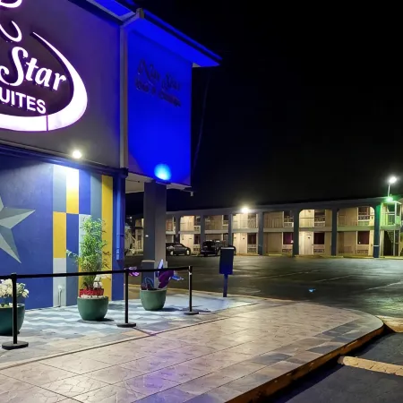 R Nite Star Inn and Suites -Home of the Cowboys & Rangers