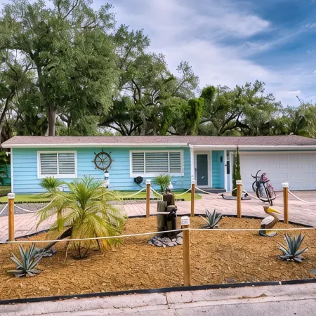 Family getaway 5 miles to Siesta Beach.  Heated private Pool, bicycles.Sleep 10.