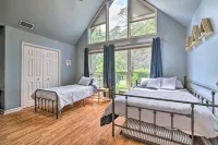 Cozy 3 Bedroom Cabin Fits up to 10 Guests!