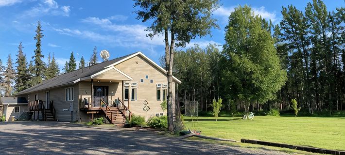Expansive Kenai home near fishing, airport w/pool table, fire pit, gardens! Hoteles en Kenai