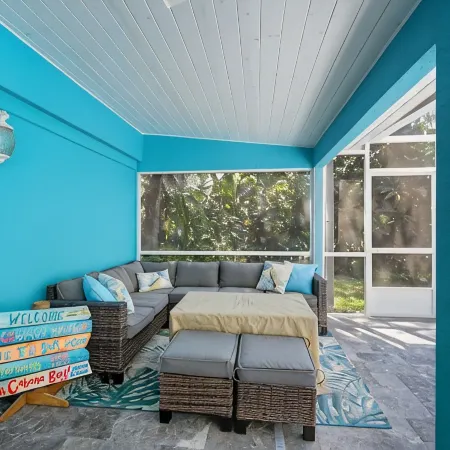 Charming Tropical Pool Home, Walk to the Beach!