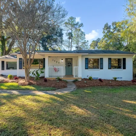 Spacious 4BD - Central Stay w/ Backyard & Games