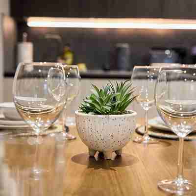 Central Birmingham Getaway: Luxury 2-Bedroom, Netflix, Games & Parking Dining/Meeting Rooms