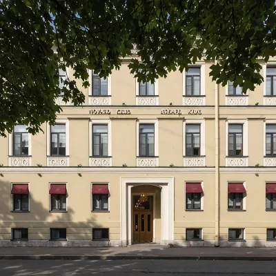 Hovard Club โรงแรมใกล้โรงละครมารินสกี