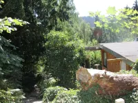 Modernly Furnished Bungalow with Fireplace, Surrounded by Greenery. 프리에드리치로다 호텔