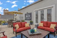 Walk to Magnolia • 2 Minutes to Baylor • Huge Private Balcony • King Beds - บูติค