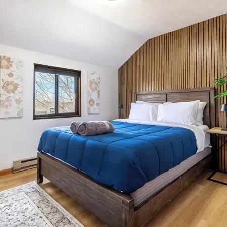 Modern Rustic Lodge! 2 min. walk to Ski Slopes, 6TVs, Linens, WiFi, A/C, Firepit