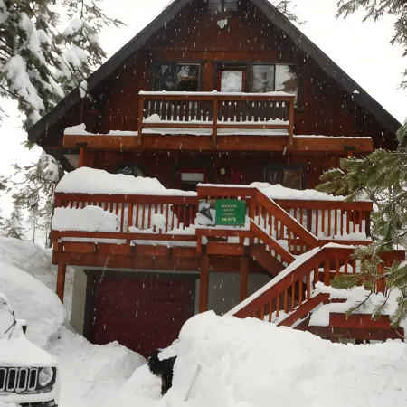 3 BR+loft, fam. rm., 2 bth, lg deck, close to major ski areas, trails, history.