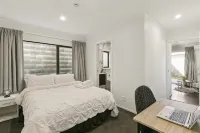Modern 1BR Flat, Private Entry, Full Kitchen-30 minutes' drive to Wellington CBD