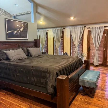Gorgeous 6-bedroom, 5 bath house with magnificent view of the river in Ft Pierre Hotele w: Stanley County