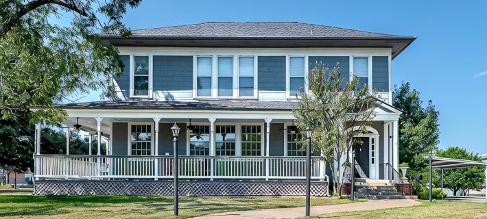 Massive 6 Bedroom Downtown Home Hotels in Bryan
