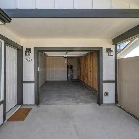 Guest House with private entry and driveway. Pet Friendly!