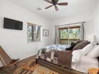Charming 2-bedroom Cabin with WiFi, Wood Stove and AC in serene Heber-Overgaard! ヒーバー＝オーバーガアードのホテル