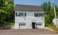 In-Town Bar Harbor Home Owned by Local Family -Acadia Entrance Around the Corner - บังกะโล