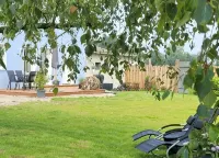 Geräumige Ferienwohnung mit 2 Schlafzimmern, 2 Bädern und Garten - Wifi