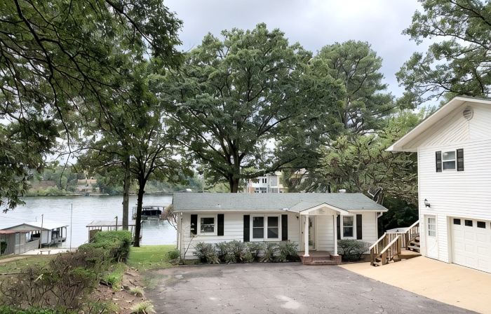 Cottage -Private Hot Tub, Fire Pit, Covered Deck, 20 steps from Lake Hamilton