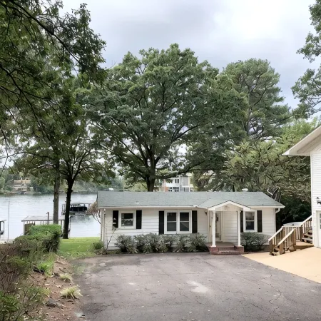 Cottage -Private Hot Tub, Fire Pit, Covered Deck, 20 steps from Lake Hamilton