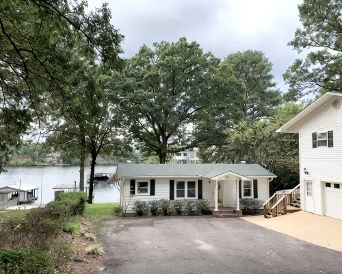 Cottage -Private Hot Tub, Fire Pit, Covered Deck, 20 steps from Lake Hamilton Hotele w: Piney