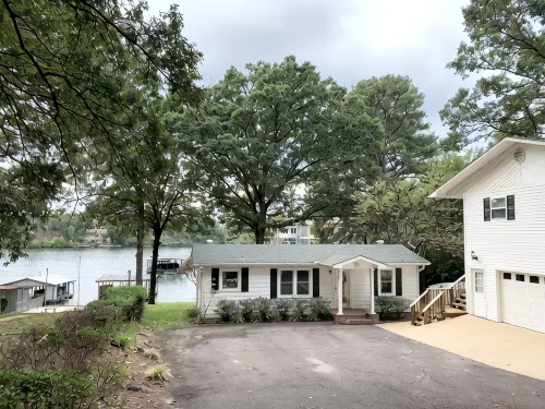 Cottage -Private Hot Tub, Fire Pit, Covered Deck, 20 steps from Lake Hamilton