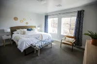 5 Bedroom & 5 Bathrooms Beautiful Washington Home. YEAR ROUND Pool access - พร้อมWifi