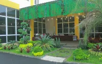 Garden Hotel Majalengka - ที่มีที่จอดรถ