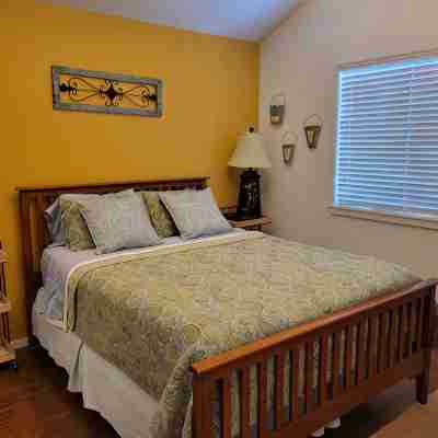 WALK TO DOWNTOWN & OLD MILL-1 BLOCK TO THE RIVER-MODERN/ATTRACTIVE 1 BDR  SUITE Rooms