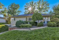 Stay in a charming 2-bedroom house in Omaha with WiFi, AC, and a peaceful vibe. - 방갈로