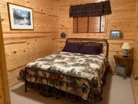 Beautiful Home in the Woods - Homestays