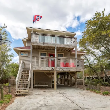 Oceanside home, 3 min walk to beach with Private Pool and Hot Tub!