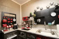 4th Street Garage - Historic Downtown Rogers - Homestays