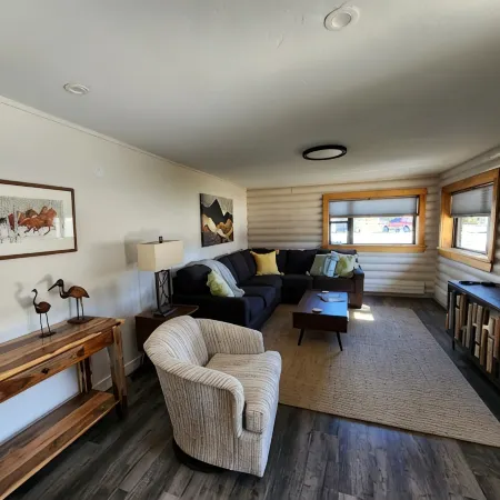 Mid Century Gem! Close to campus, downtown and bus stop. Clean and comfortable.