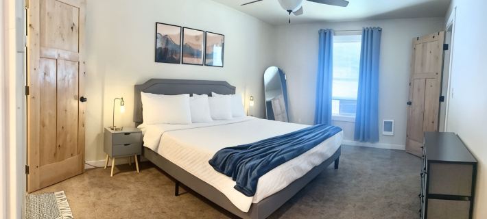 JSW Away Stay featuring 1 King size bed, 2 queen size beds, and 2 baths Hotels in Union County