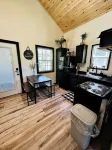 Cozy 2 bedroom cabin nestled in the pines - Homestays