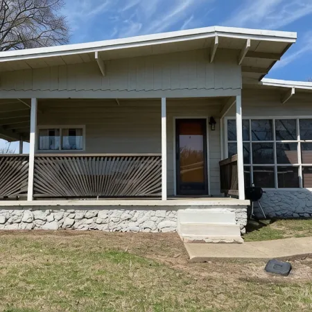 Cozy 2 Bedroom 1 Bath Lake Front Cottage