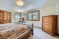 ONE BLOCK to restaurants, bars & free bus to Breck & Copper. Hot tub/pool table! - 4 tähden