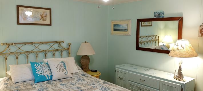 Oceanside, 5 min walk to Beach, Comfy & Clean, Quiet Neighborhood!!! Hotels in Emerald Isle