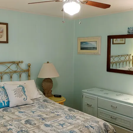 Oceanside, 5 min walk to Beach, Comfy & Clean, Quiet Neighborhood!!!