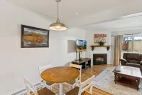 Mountainside Condo: King Bed/Hot Tub/On Free Bus Route/Fireplace - Homestays