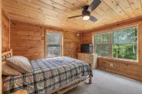 C-Howder Chalet Dog Heaven! Huge Fenced Yard - Chalets