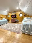 Cozy all season cabin w/ private boathouse & dock! - 부티크