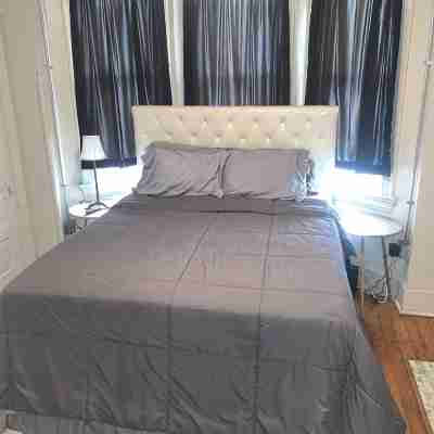 Apartment- Walnut Hills Business District Rooms